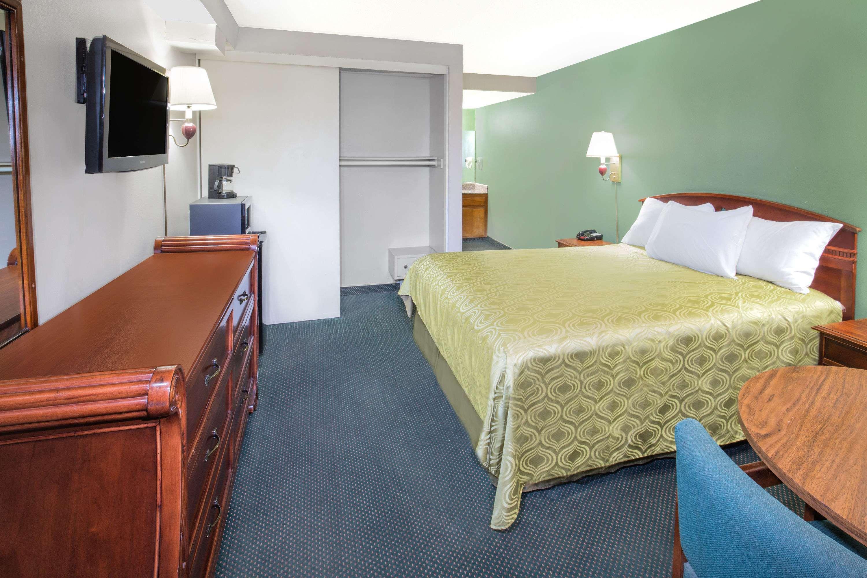 Days Inn By Wyndham Ontario Airport Exterior photo