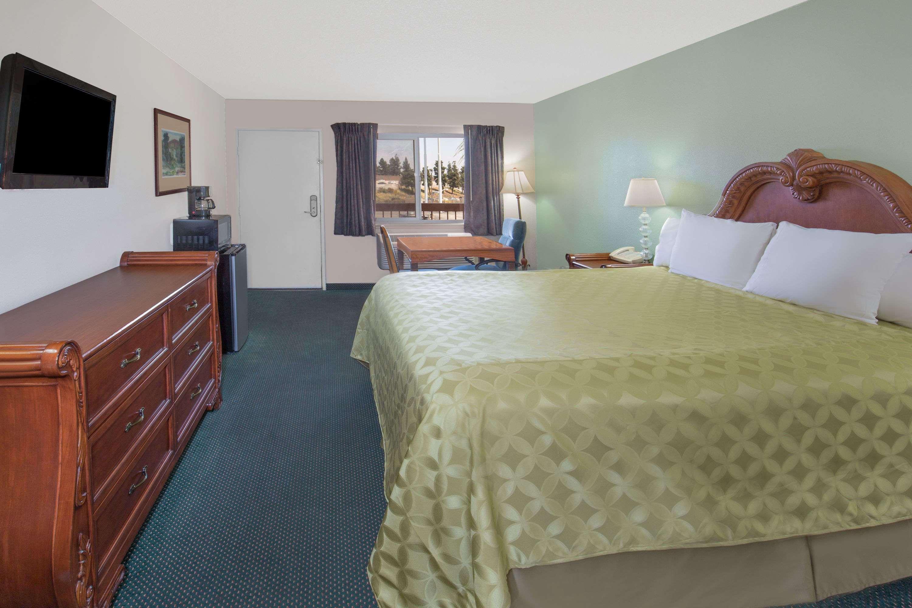 Days Inn By Wyndham Ontario Airport Exterior photo