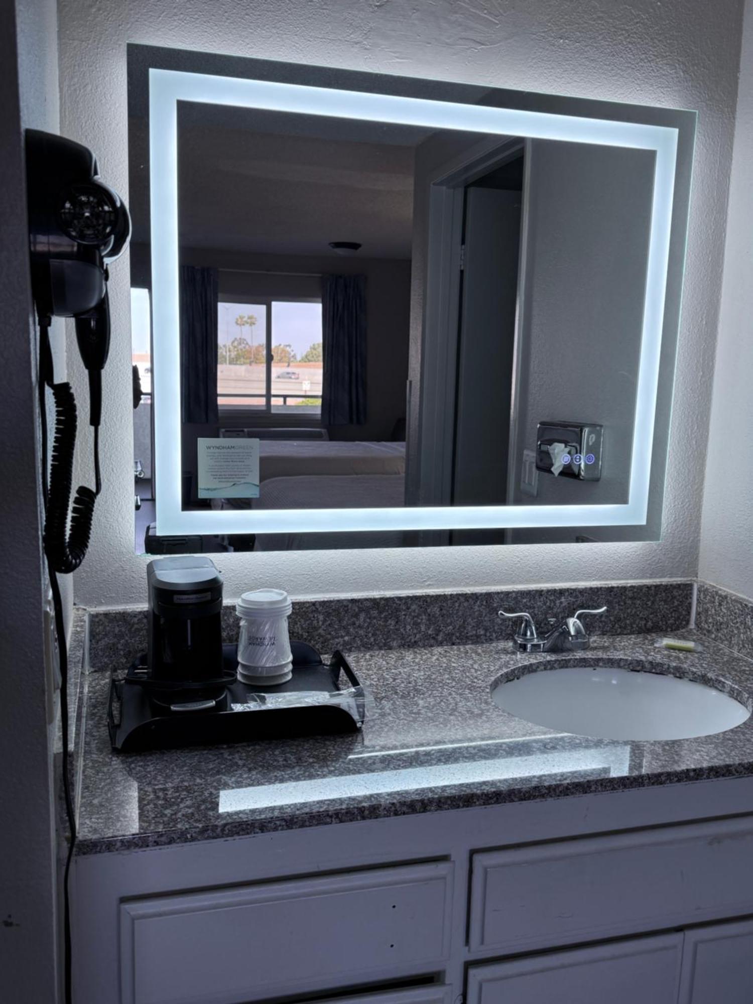 Days Inn By Wyndham Ontario Airport Exterior photo