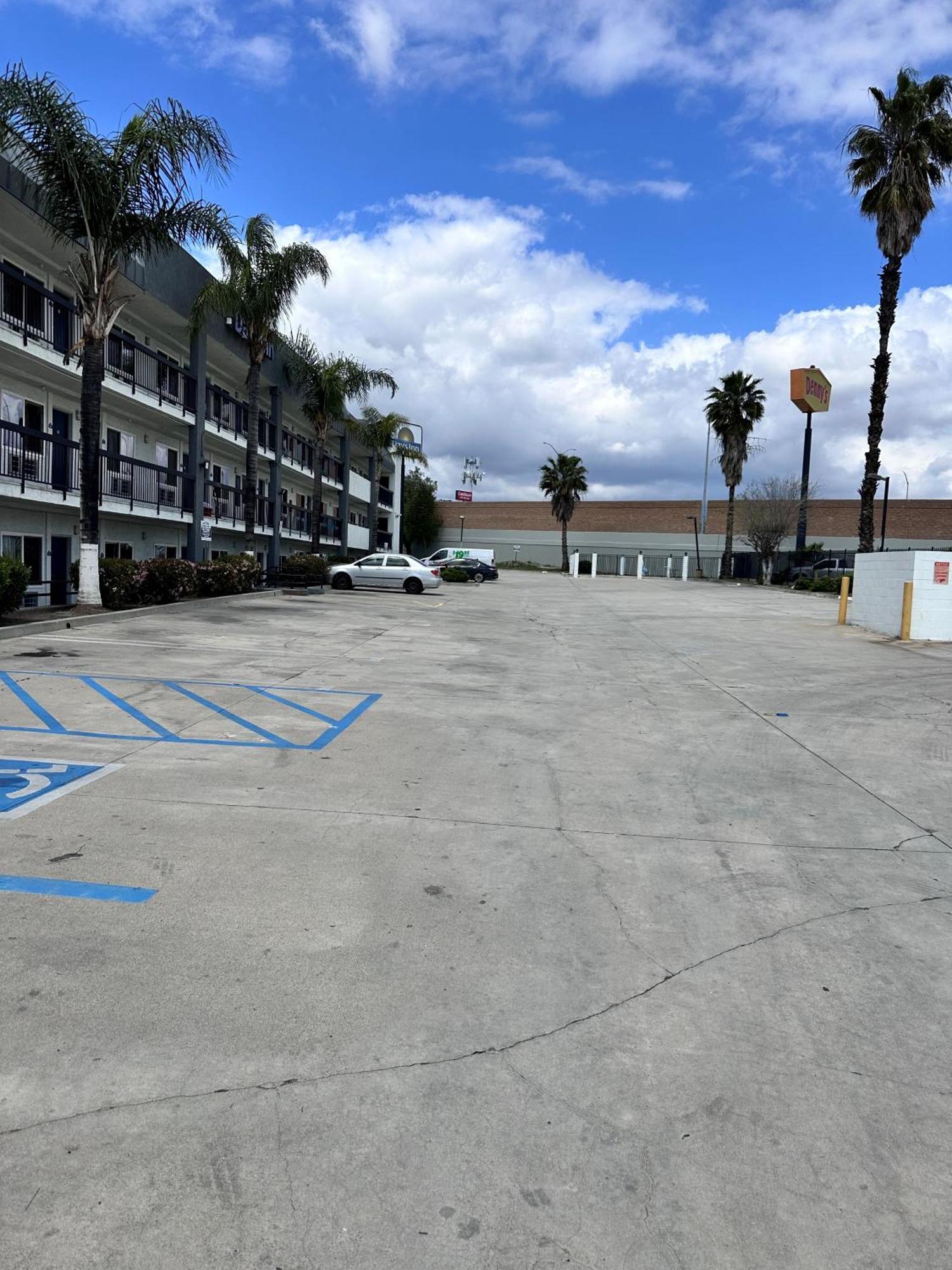 Days Inn By Wyndham Ontario Airport Exterior photo