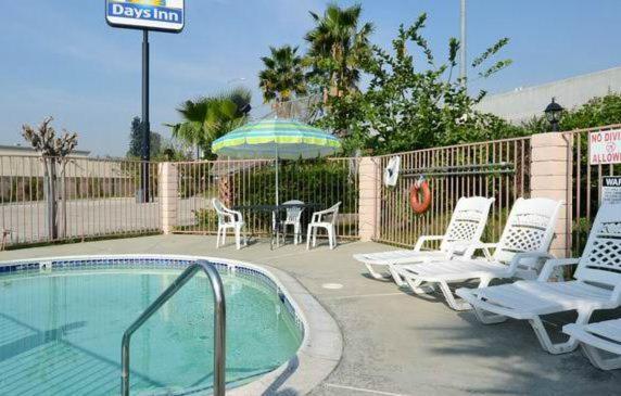Days Inn By Wyndham Ontario Airport Exterior photo