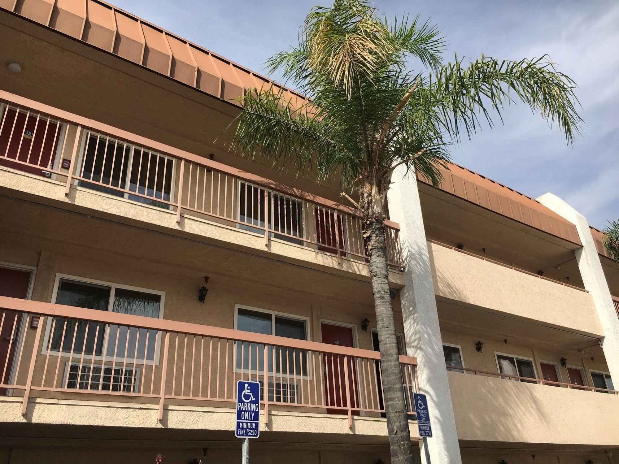 Days Inn By Wyndham Ontario Airport Exterior photo