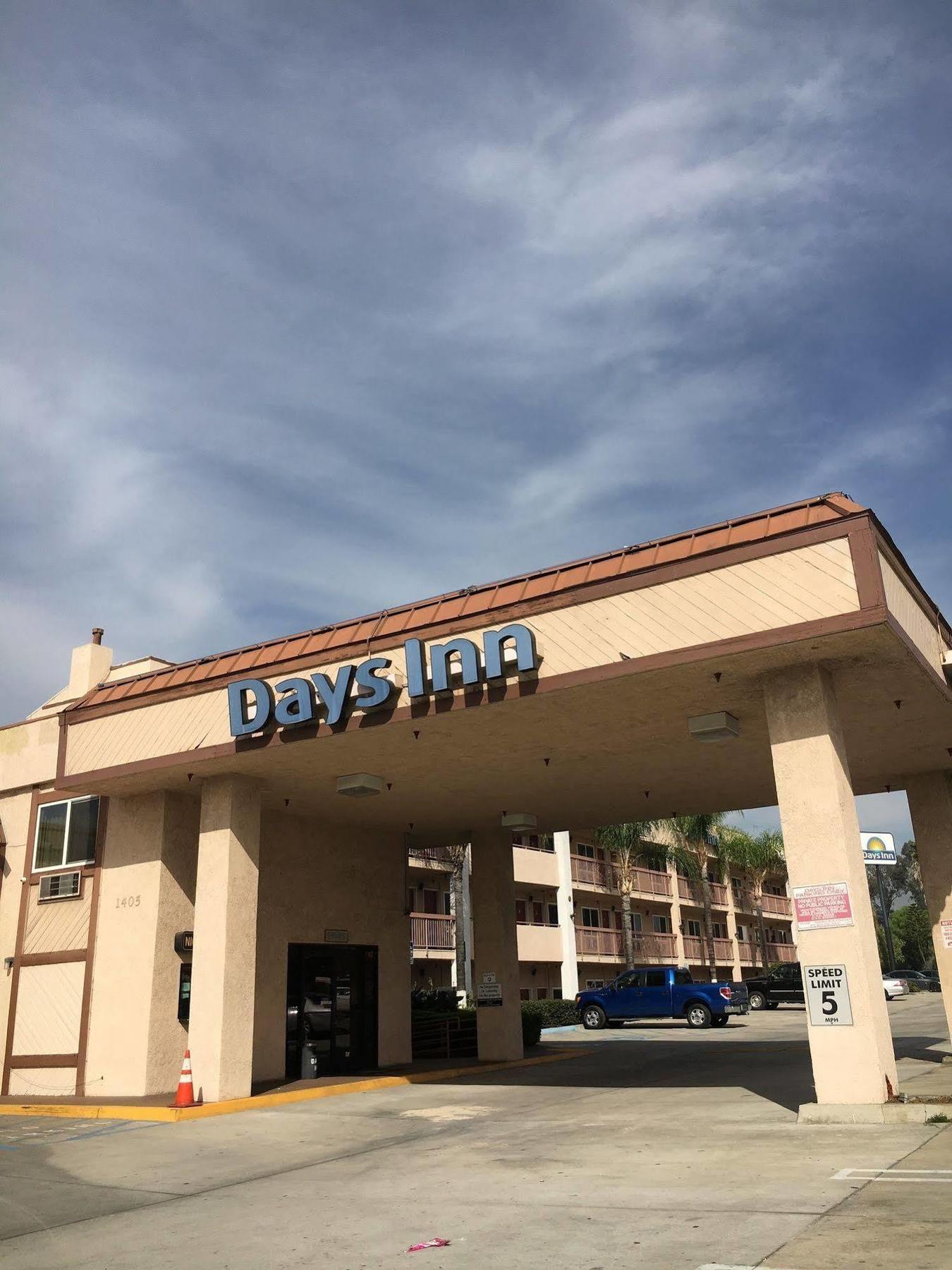 Days Inn By Wyndham Ontario Airport Exterior photo