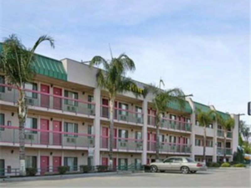Days Inn By Wyndham Ontario Airport Exterior photo