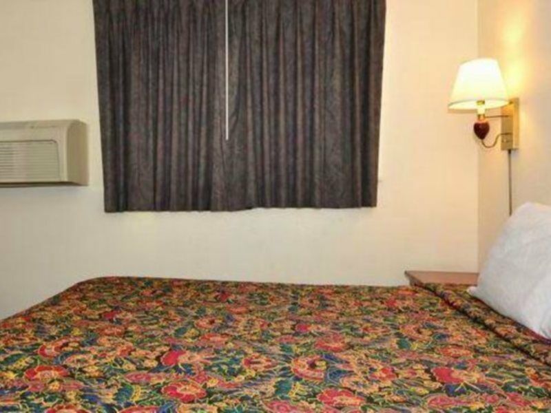 Days Inn By Wyndham Ontario Airport Exterior photo