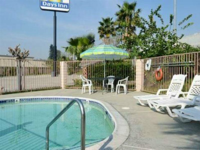 Days Inn By Wyndham Ontario Airport Exterior photo